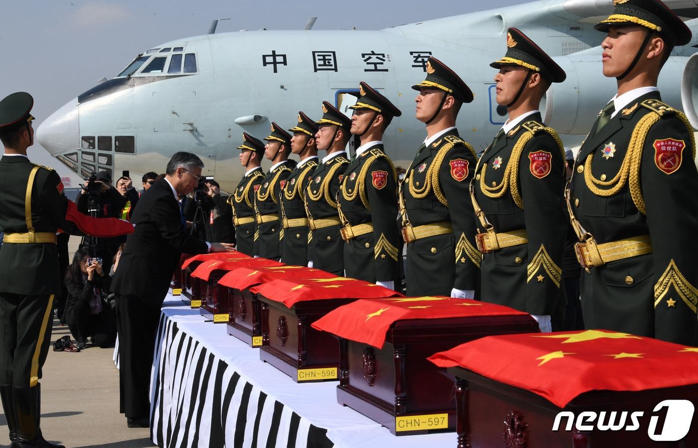 본문 이미지 - 지난 2019년 진행된 제6차 한국전쟁 전사 중국군 유해송환 인도식. 2019.4.3 ⓒ 뉴스1 공항사진기자단