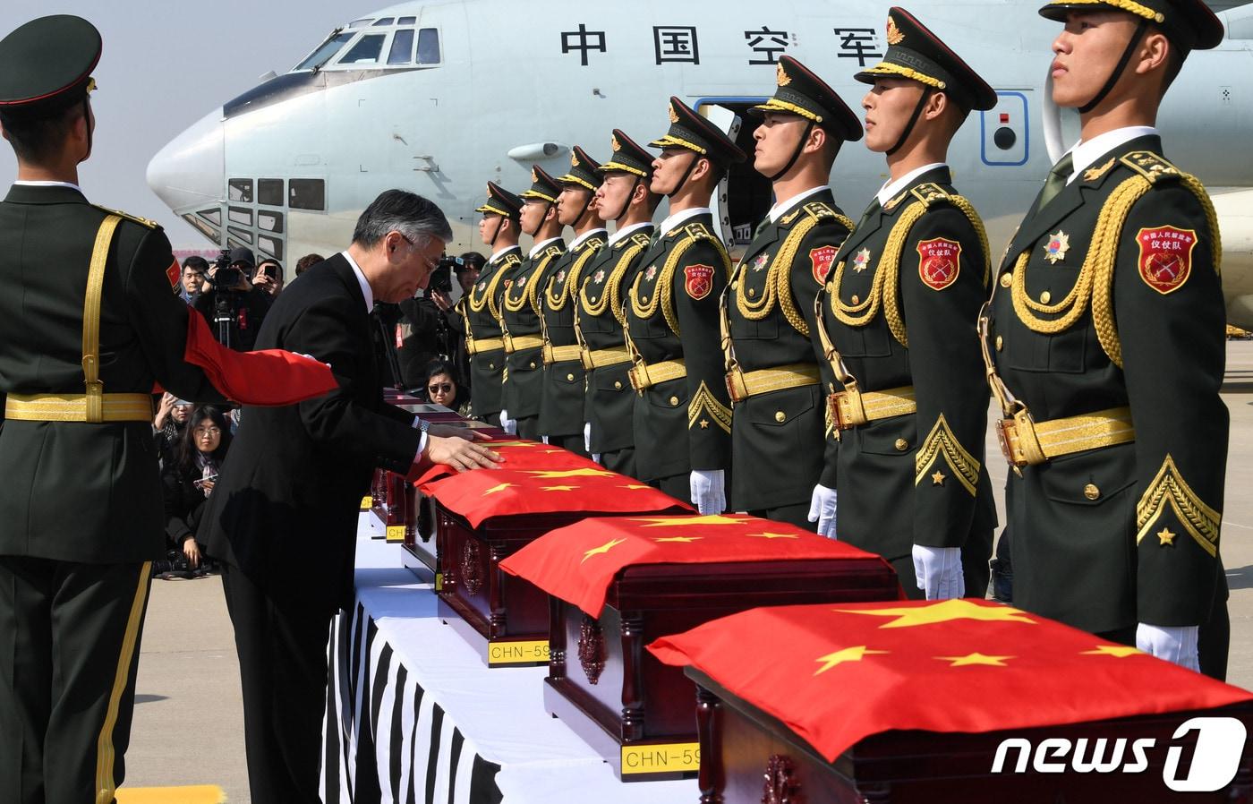 본문 이미지 - 3일 오전 인천 중구 인천국제공항에서 열린 제6차 중국군 유해 인도식에서 추궈홍 주한중국대사가 유해가 담긴 봉안함을 오성홍기로 덮고 있다.  ⓒ 뉴스1 공항사진기자단