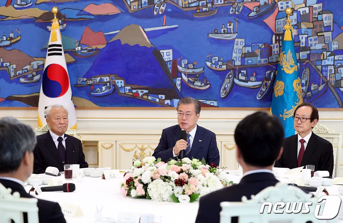 본문 이미지 - 문재인 대통령이 3일 오후 청와대 본관 인왕실에서 열린 경제계 원로 초청 오찬간담회에서 인사말을 하고 있다. (청와대 제공) 2019.4.3/뉴스1