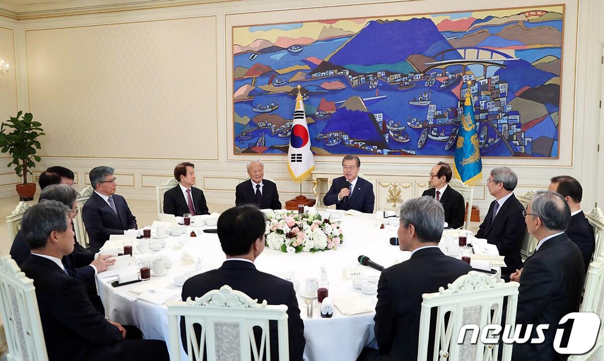 본문 이미지 - 문재인 대통령이 3일 오후 청와대 본관 인왕실에서 열린 경제계 원로 초청 오찬간담회에서 인사말을 하고 있다. (청와대 제공) 2019.4.3/뉴스1