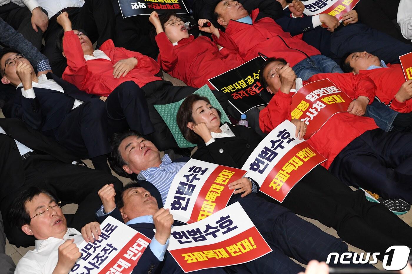 본문 이미지 - 나경원 자유한국당 원내대표 등 의원들이 지난달 30일 오전 서울 여의도 국회 정무위원회 회의장에서 열린 정개특위 회의에서 선거제 개혁안 패스트트랙이 지정되자 구호를 외치고 있다. /뉴스1 ⓒ News1 김명섭 기자