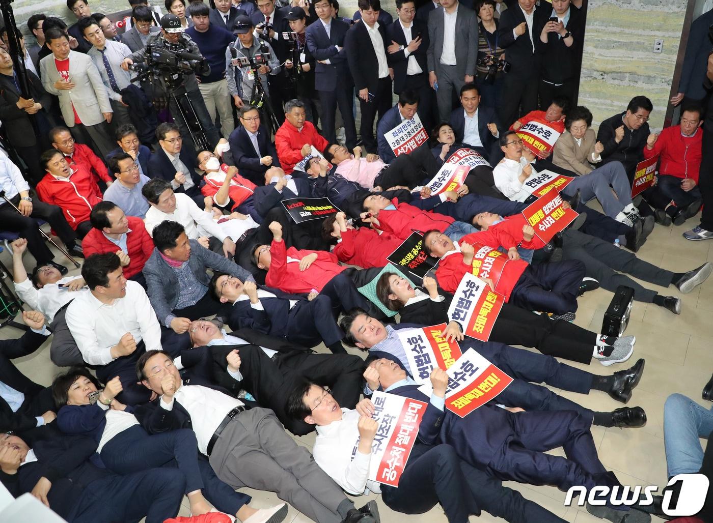 본문 이미지 - 패스트트랙 충돌 사태를 빚은 2019년 당시 국회 모습 2019.4.30/뉴스1 ⓒ News1 김명섭 기자