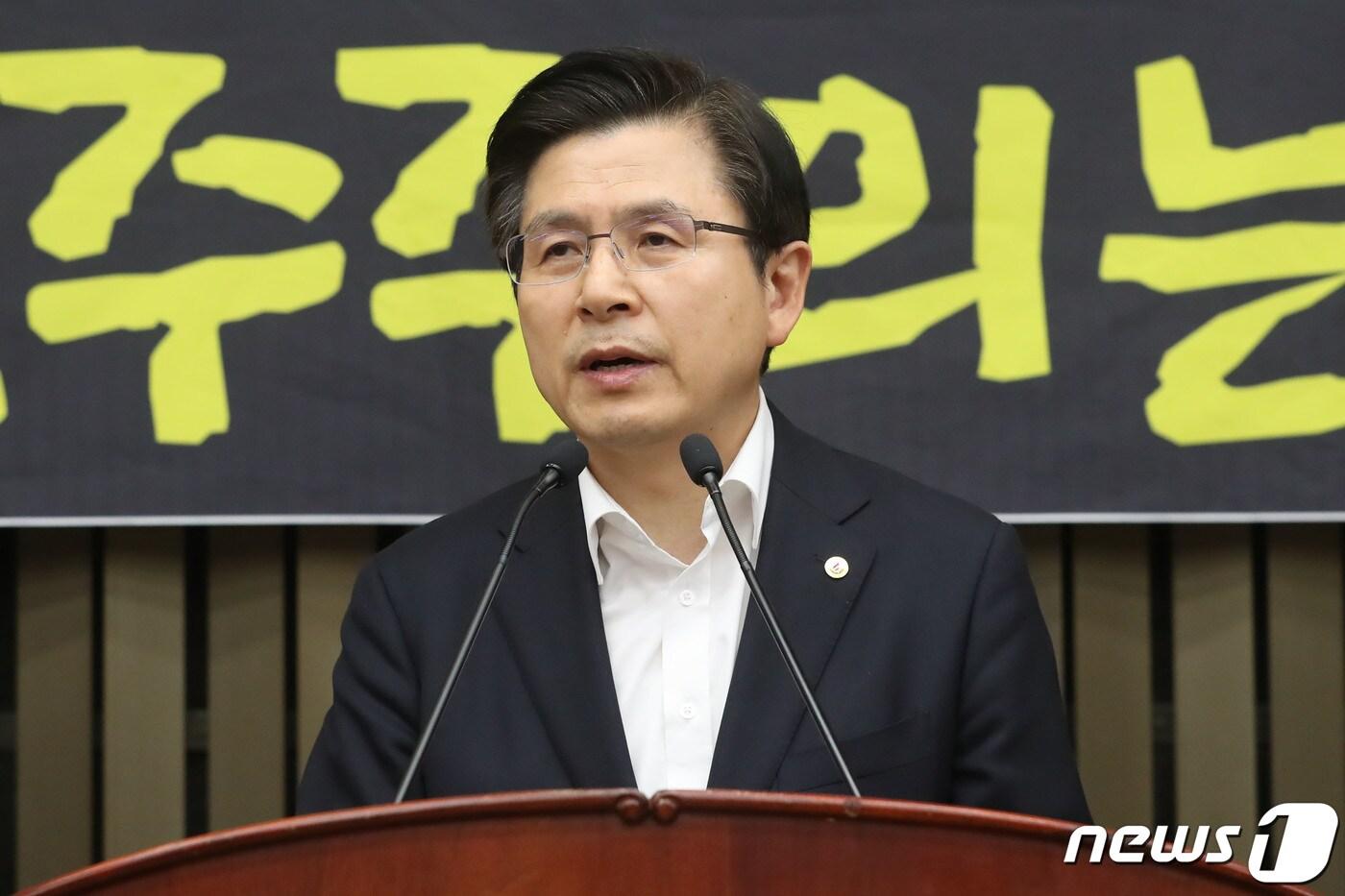 본문 이미지 - 황교안 자유한국당 대표가 30일 새벽 서울 여의도 국회에서 열린 긴급 의원총회에서 모두발언을 하고 있다. 2019.4.30/뉴스1 ⓒ News1 임세영 기자