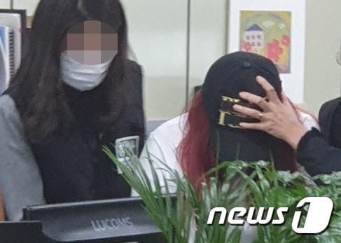 본문 이미지 - 30대 남성이 10대 의붓딸을 살해하고 시신을 유기한 사건과 관련해 30일 오전 광주 동부경찰서에서 범행에 공모한 것으로 드러난 친모가 긴급체포돼 압송되고 있다.2019.4.30/뉴스1 ⓒ News1 전원 기자