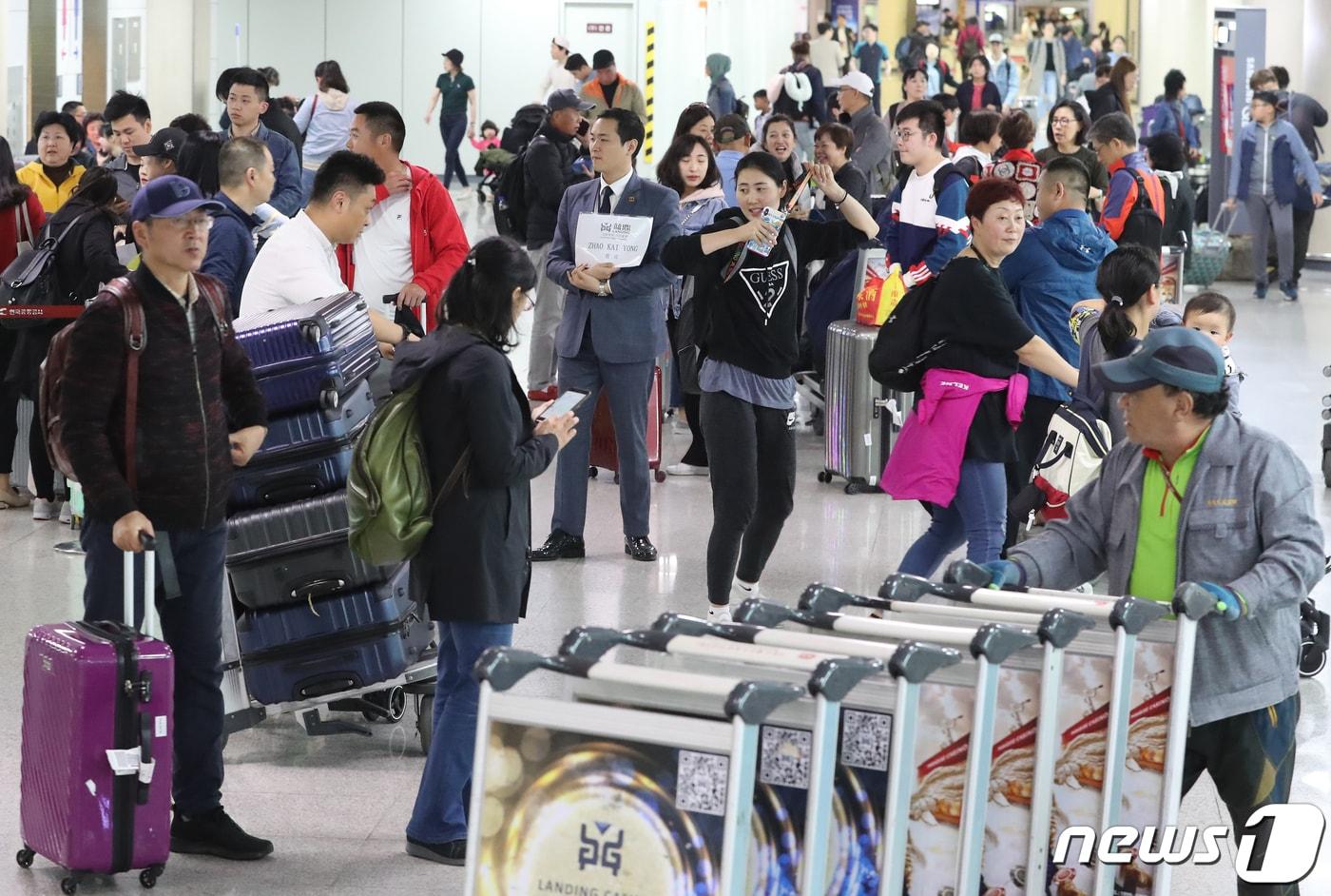 본문 이미지 - 코로나 이전인 2019년 4월 제주시 제주국제공항 국제선 도착 대합실에 관광객들이 입국하고 있다. (뉴스1DB) ⓒ News1 