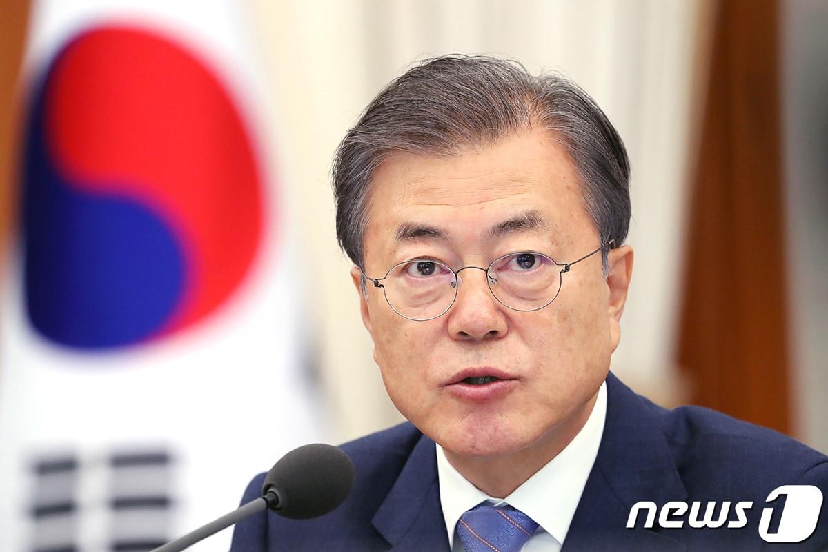 본문 이미지 - 문재인 대통령이 국무회의를 주재하고 있다. 