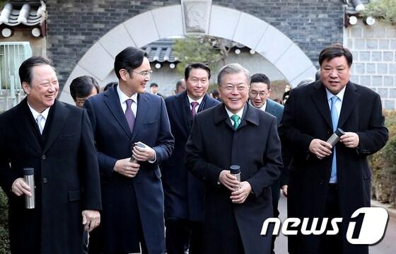 본문 이미지 - 문재인 대통령이 2019년 1월15일 청와대 영빈관에서 '2019 기업인과의 대화'를 마친 뒤 참석 기업인들과 본관 앞을 산책하며 이야기를 나누고 있다. (청와대 제공) 2019.1.15/뉴스1
