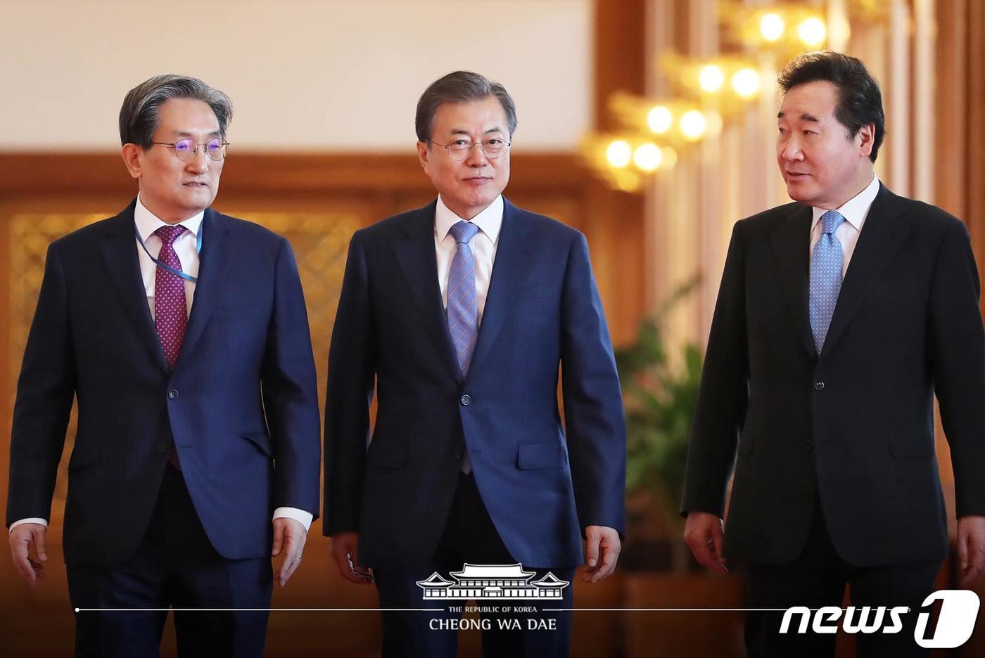 본문 이미지 - (오른쪽에서 왼쪽으로) 이낙연 국무총리, 문재인 대통령, 노영민 대통령 비서실장. (청와대 페이스북) 2019.4.30/뉴스1