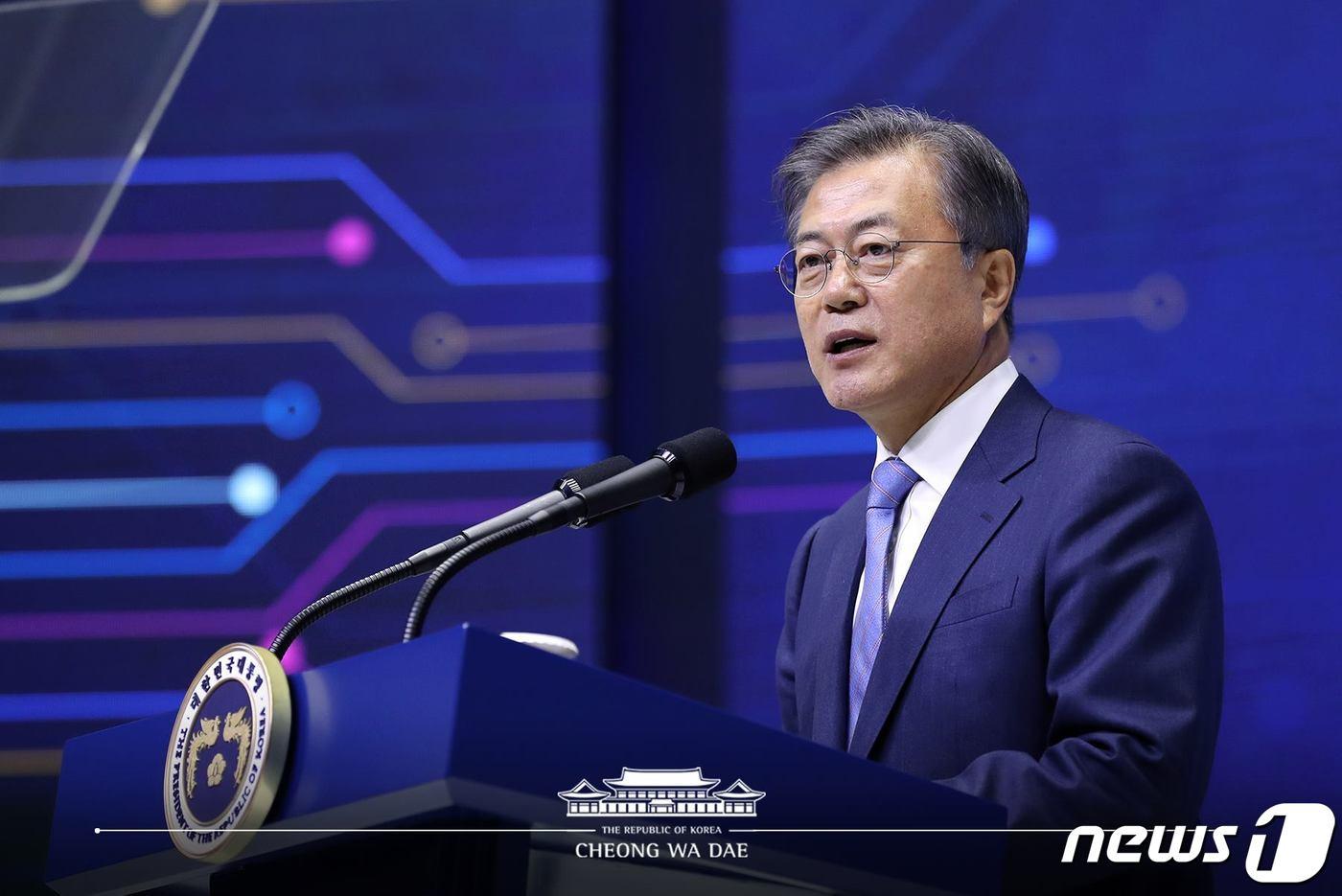 본문 이미지 - 문재인 대통령이 지난 4월 30일 경기도 화성 삼성전자 DSR에서 열린 시스템반도체 비전 선포식에서 대한민국 반도체 비전을 밝히고 있다. (청와대 페이스북) 2019.4.30/뉴스1