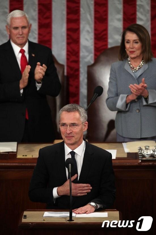 본문 이미지 - 3일(현지시간) 미국 상하원 합동회의에서 연설 중인 옌스 스톨텐버그 북대서양조약기구(나토) 사무총장. ⓒ AFP=뉴스1