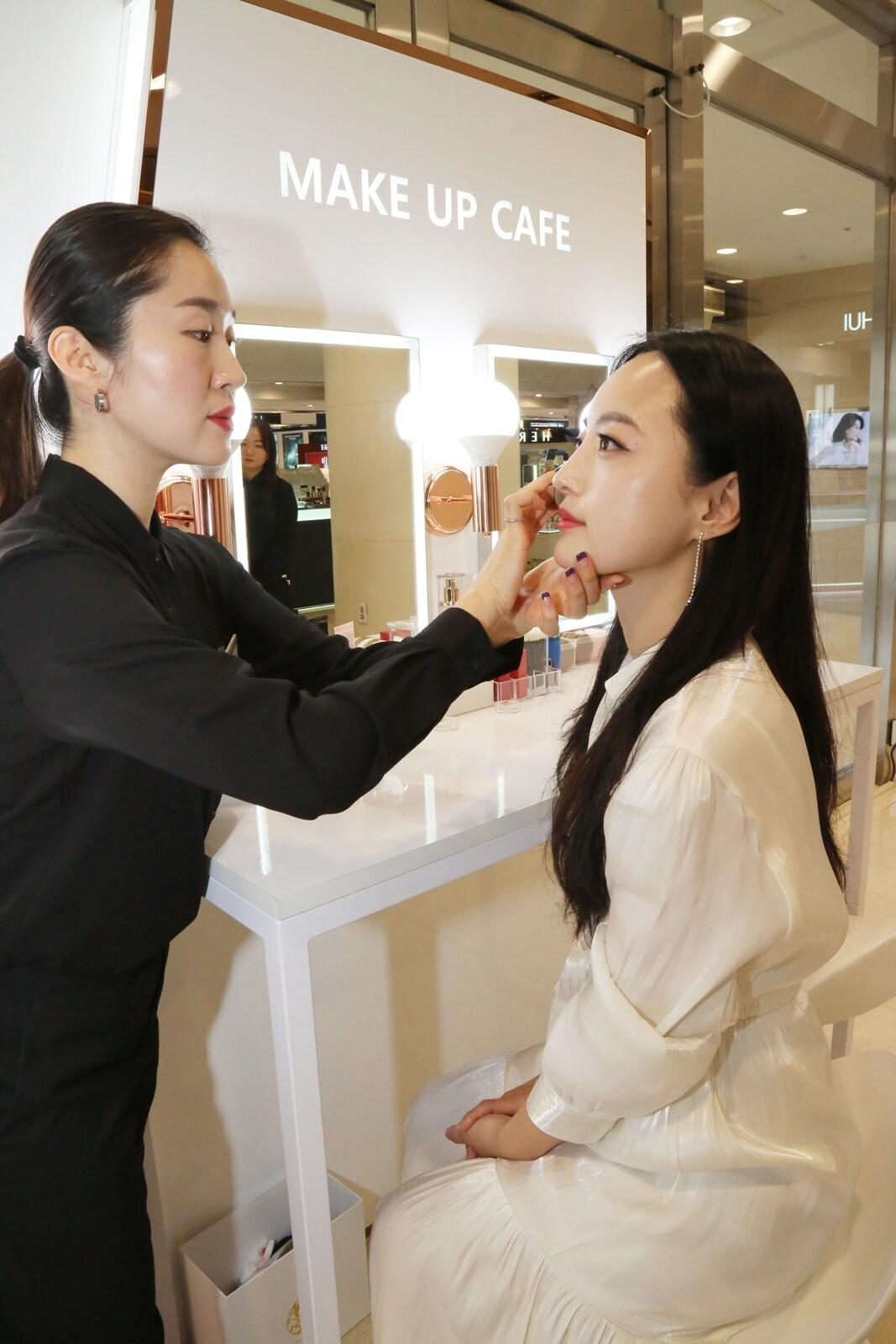 본문 이미지 - AGE 20's 메이크업 카페 ⓒ 뉴스1