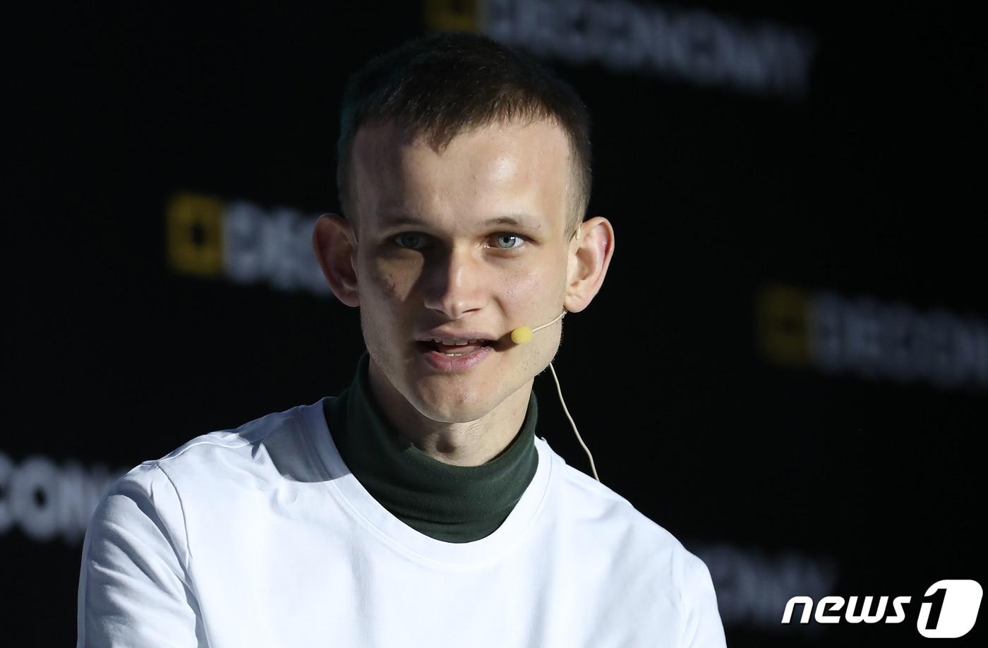 이더리움 창시자 비탈릭 부테린이 4일 오전 서울 중구 장충체육관에서 열린 '제2회 분산경제포럼(디코노미2019)'에 참석해 암호화폐 비관론자 누리엘 루비니 뉴욕대 교수와 블록체인의 미래를 주제로 토론하고 있다. 블록체인과 암호화폐 관련 전문가들이 대거 참여하는 이번 포럼은 오는 6일까지 서울 중구 장충체육관에서 열린다. ⓒ News1 이승배 기자