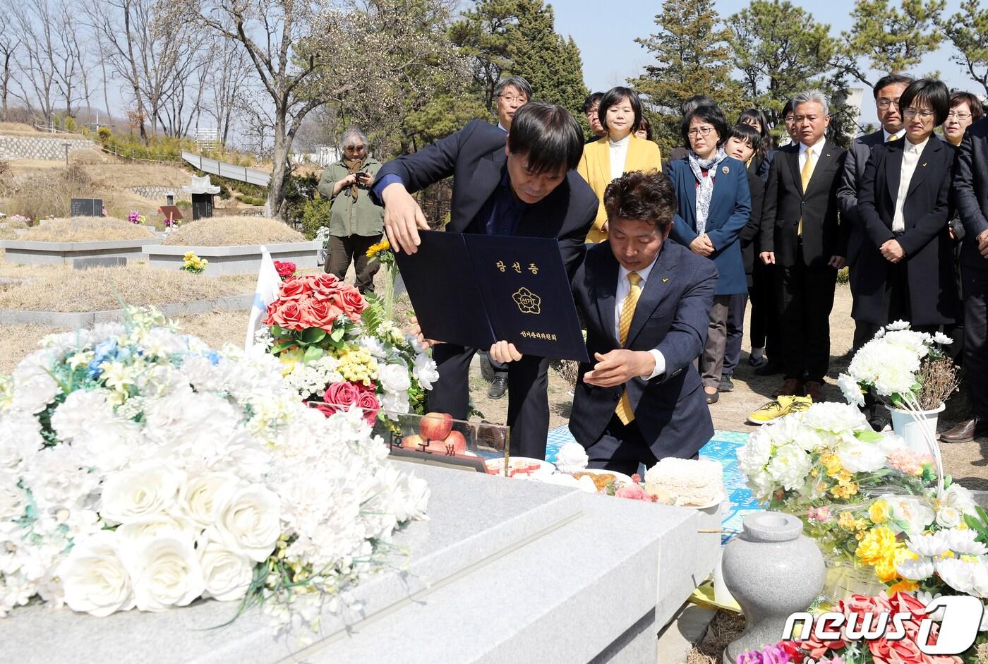 본문 이미지 - 4.3 보궐선거에서 창원 성산구 국회의원으로 선출된 여영국 정의당 의원이 4일 오후 경기도 남양주시 마석모란공원 내 고 노회찬 전 의원의 묘소를 찾아 국회의원 당선증을 묘소에 올려놓고 있다. 2019.4.4/뉴스1 ⓒ News1 이승배 기자