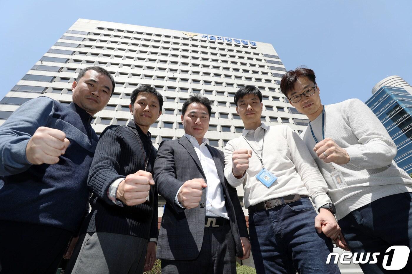 본문 이미지 - 서울지방경찰청 장기실종전담팀. 왼쪽부터 이수영 수사관, 강성우 수사관, 이현수 팀장, 박영성 수사관,  윤종천 수사관. 2019.4.182019.4.18/뉴스1 ⓒ News1 박세연 기자