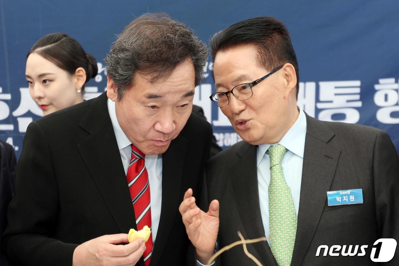 2019년 4월 4일 이낙연 국무총리가 4일 전남 신안군 압해읍에서 열린 국도 2호선 천사대교 개통식에 참석하기 앞서 박지원 민주평화당 의원과 대화를 나누고 있다. ⓒ News1 DB