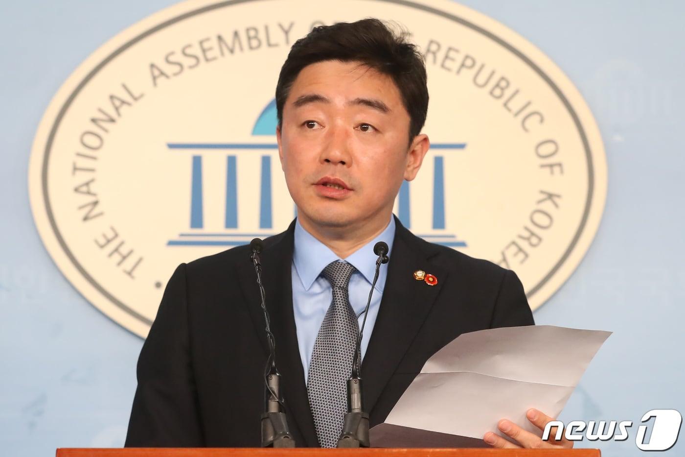본문 이미지 - 강훈식 더불어민주당 2020총선공천제도기획단 간사가 4일 오후 서울 여의도 국회 정론관에서 2020총선공천제도기획단 2차 회의 결과를 발표하고 있다. 2019.4.4/뉴스1 ⓒ News1 임세영 기자