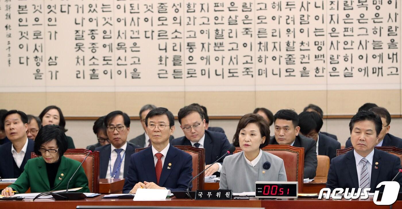 본문 이미지 - 피우진 국가보훈처장, 문성혁 해양수산부장관, 김현미 국토교통부장관, 홍종학 중소벤처기업부장관이 4일 서울 여의도 국회에서 열린 법제사법위원회 전체회의에 출석했다. 2019.4.4/뉴스1 ⓒ News1 이종덕 기자
