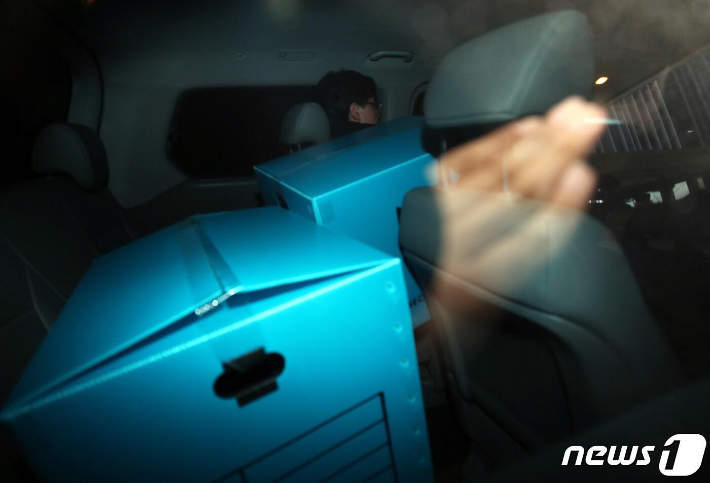 4일 오후 서울 강남구 김학의 전 법무부 차관의 법무법인 사무실에서 압수수색을 마친 검찰 수사관이 압수품을 차에 싣고 있다. 김 전 차관의 성범죄 및 뇌물수수 의혹 사건을 맡은 검찰은 이날 김 전 차관의 자택과 경찰청 등을 전격 압수수색했다. 2019.4.4/뉴스1 ⓒ News1 구윤성 기자