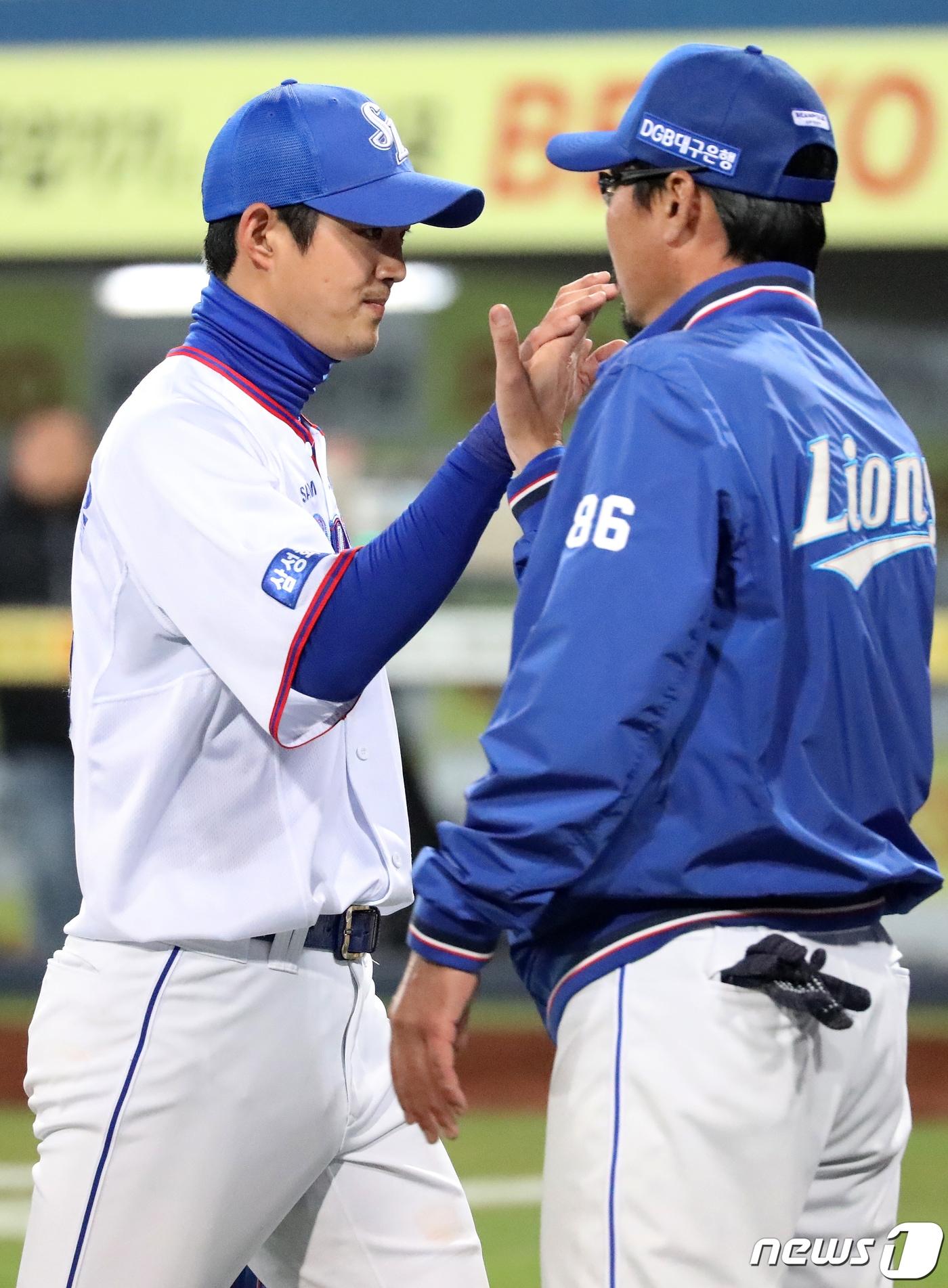 본문 이미지 - 구자욱과 하이파이브하는 김한수 삼성 라이온즈 감독. /뉴스1 ⓒ News1 공정식 기자