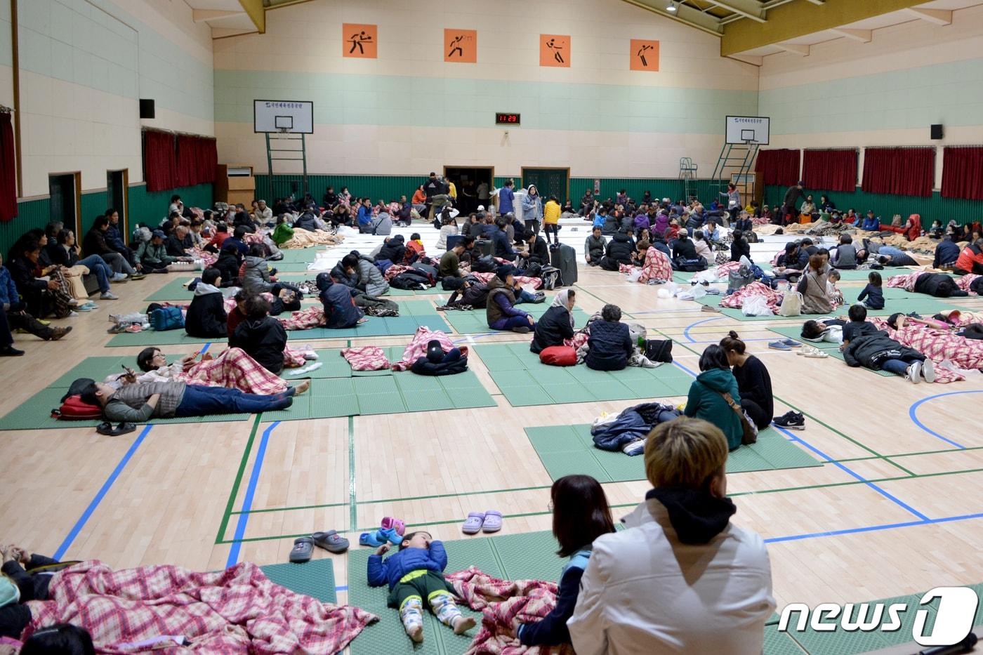 5일 오전 강원 고성 산불로 인해 대피한 토성면 주민들이 동광중학교 임시대피소에서 휴식을 취하고 있다. 2019.4.5/뉴스1 ⓒ News1 김경석 기자
