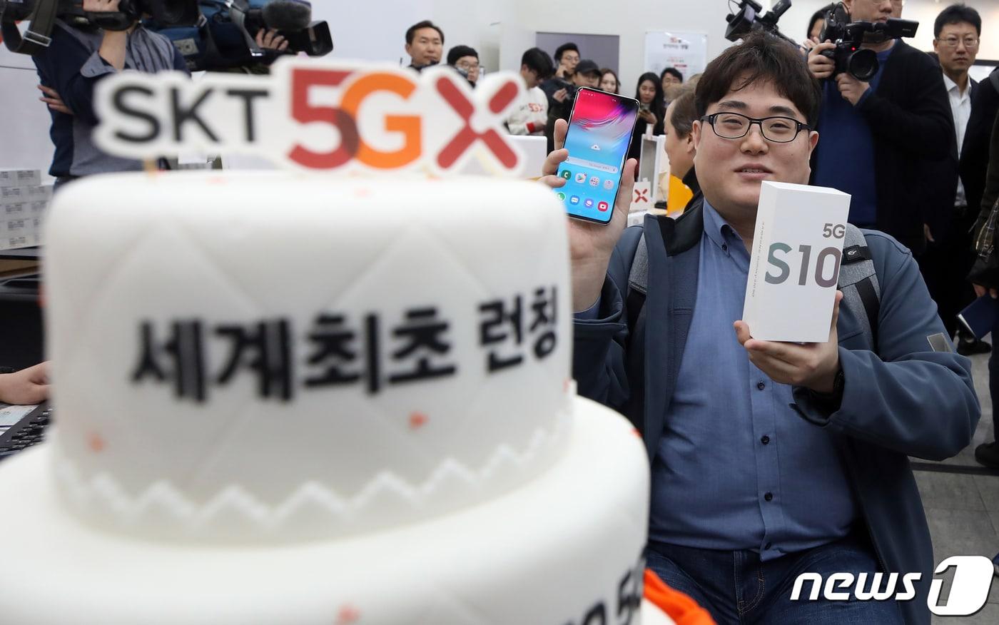 본문 이미지 - 5일 오전 서울 강남구 SK텔레콤 강남직영점에서 갤럭시 S10 5G 일반인 1호 개통자인 이유건 씨가 단말기를 들어보이고 있다. 2019.4.5/뉴스1 ⓒ News1 구윤성 기자