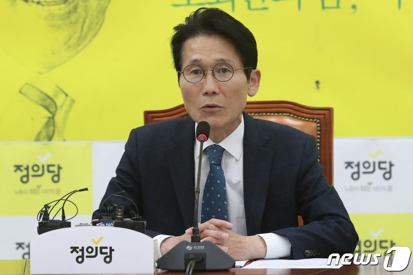 본문 이미지 - 윤소하 정의당 원내대표가 5일 오전 서울 여의도 국회에서 열린 의원총회에서 모두발언을 하고 있다. 2019.4.5/뉴스1 ⓒ News1 임세영 기자