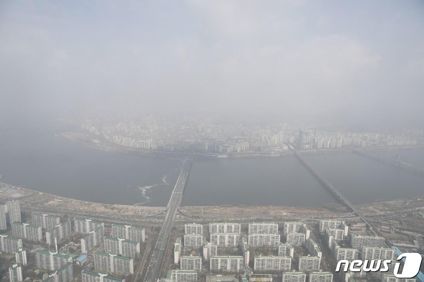 전국적으로 미세먼지 농도가 '나쁨' 수준을 보이는 5일 서울 도심이 뿌옇다. 2019.4.5/뉴스1 ⓒ News1 이승배 기자