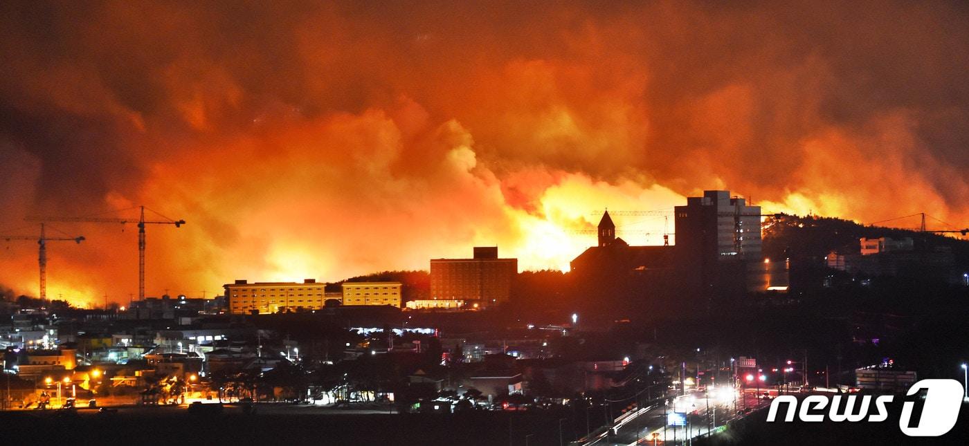 본문 이미지 - 고성군 토성면에서 발생한 산불이 5일 새벽까지 강풍을 타고 여러갈래로 나뉘어 번져 마을과 건물이 불타는 등 큰 피해를 입혔다. 시내의 건물 주변이 온통 불에 휩싸여 있다.(강원일보 제공) 2019.4.5/뉴스1