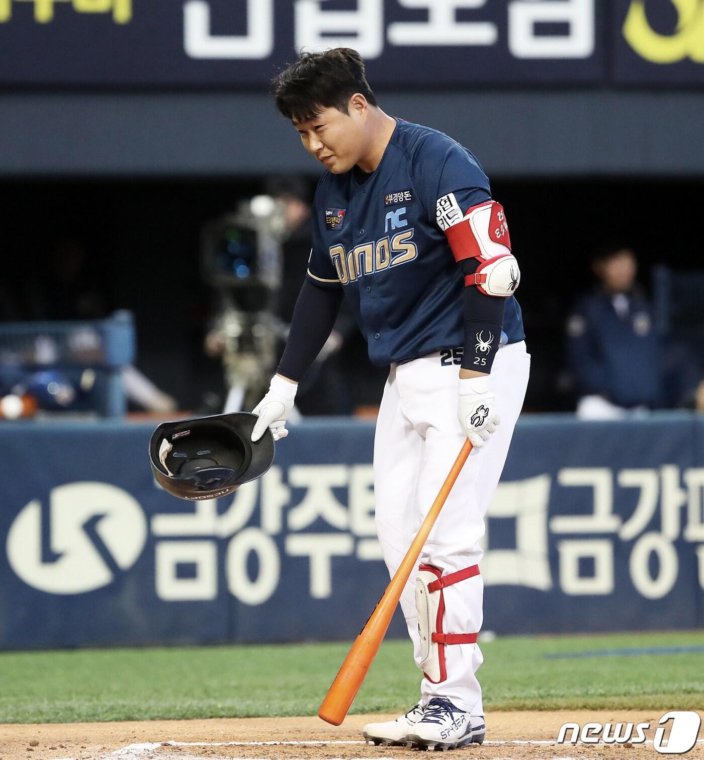 본문 이미지 - 5일 오후 서울 송파구 잠실야구장에서 열린 프로야구 '2019 신한은행 MY CAR KBO리그' NC 다이노스와 두산 베어스의 경기에서 첫 잠실 경기에 나선 NC 양의지가 친정팀 두산팬들을 향해 허리숙여 인사하고 있다. 2019.4.5/뉴스1 ⓒ News1 오대일 기자