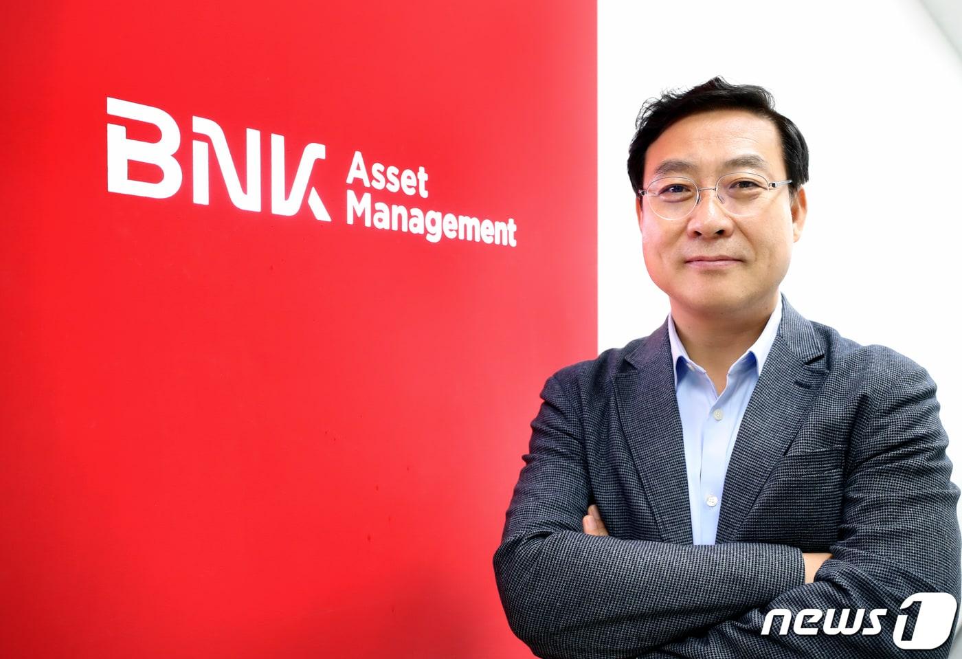 이윤학 BNK자산운용 대표가 여의도 BNK자산운용 본사  앞에서 포즈를 취하고 있다.. 2019.4.5/뉴스 ⓒ News1 권현진 기자