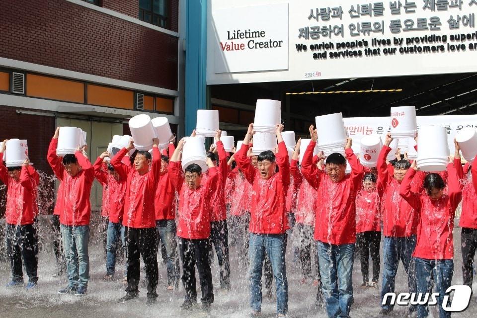 본문 이미지 - 5일 롯데알미늄 조현철 대표이사와 임직원들과 안산1 공장에서 루게릭병 환우를 돕는 '아이스버킷 챌린지'에 동참하고 있다.ⓒ 뉴스1