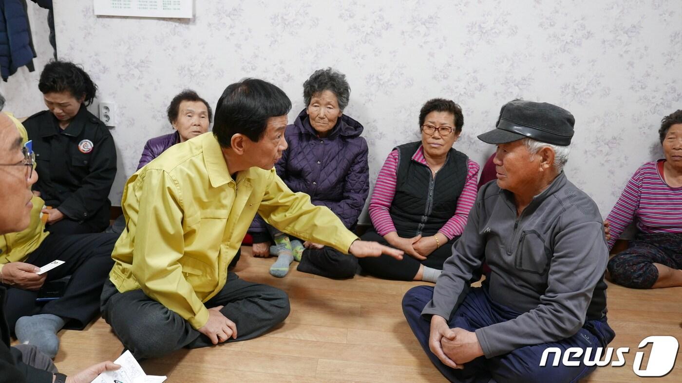 본문 이미지 - 진영 행정안전부 장관이지난 6일 오후 강원산불 피해현장인 속초 장사동 장천마을을 찾아 지역주민들과 대화하고 있다. 2019.4.6/뉴스1 ⓒ News1 황덕현 기자