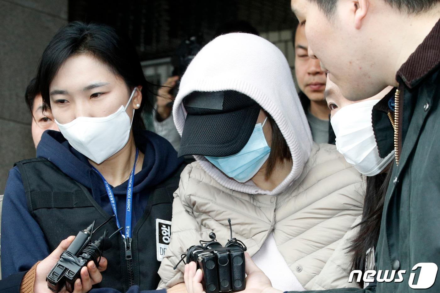 마약투약 혐의를 받고 있는 남양유업 창업주의 외손녀 황하나 씨가 6일 오후 경기 수원 영통구 수원남부경찰서에서 영장실질심사를 위해 수원지방법원으로 향하고 있다. 2019.4.6/뉴스1 ⓒ News1 안은나 기자