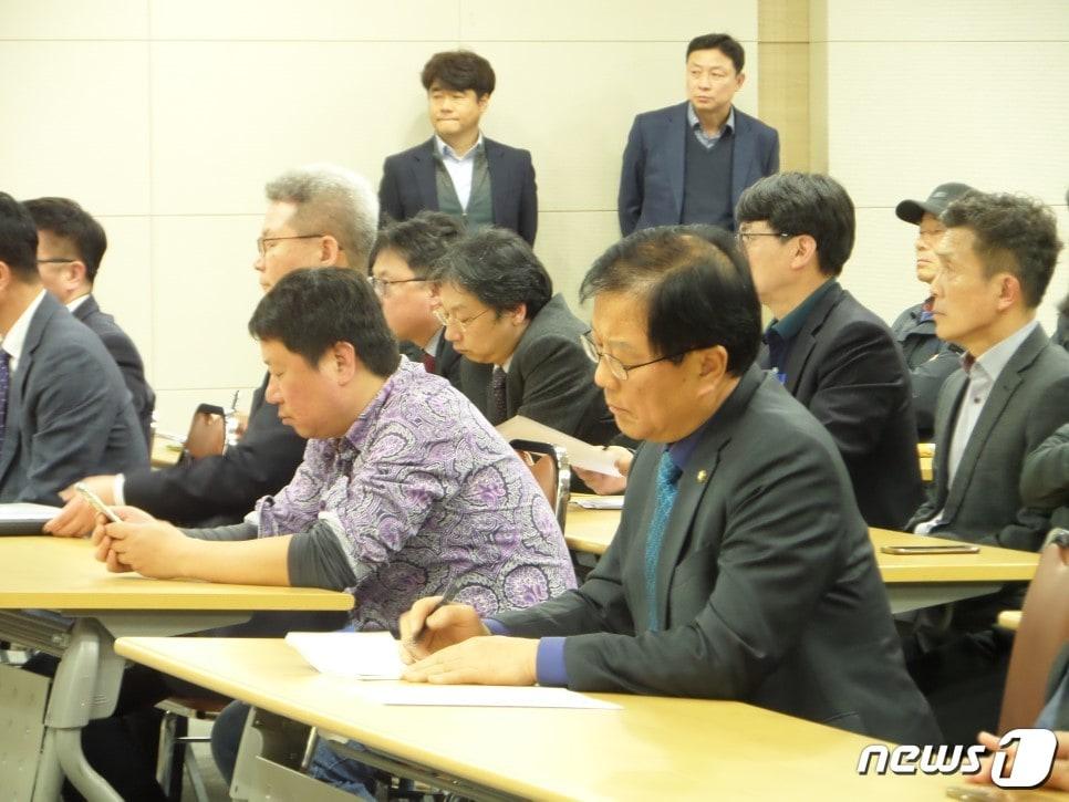 본문 이미지 - 지난 5일 파주 운정행복센터에서 열린 GTX 운정역사 건립 주민설명회에 참석한 윤후덕 국회의원. /사진제공=윤후덕 의원실. ⓒ 뉴스1