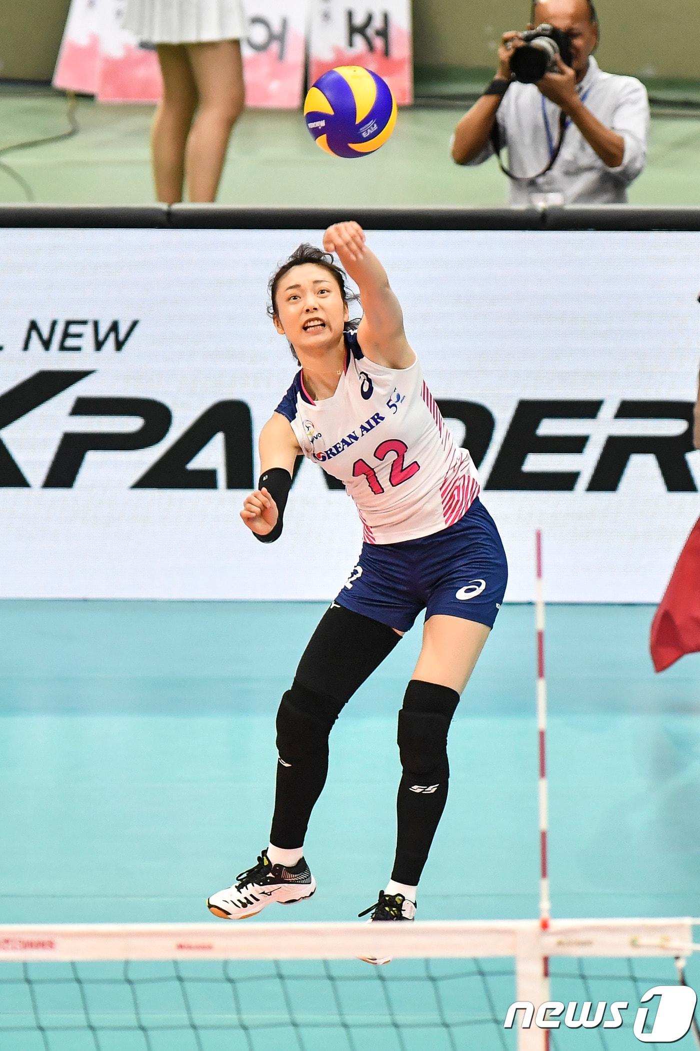 본문 이미지 - 한국 여자배구 올스타 문정원이 7일 태국 방콕의 후아막 체육관에서 열린 2019 한국-태국 여자배구 올스타 슈퍼매치 2차전에서 서브를 시도하고 있다.(KOVO 제공)ⓒ 뉴스1