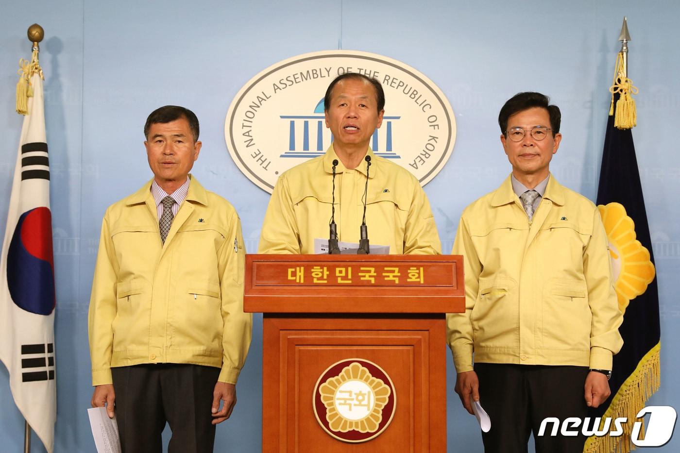 본문 이미지 - 최문순 강원도지사가 8일 국회 정론관에서 고성·속초 산불 진압과 피해 복구에 적극적으로 나서준 국민에게 감사의 마음을 전하는 기자회견을 하고 있다. 왼쪽부터 한금석 강원도의회 의장, 최문순 지사, 김한근 강릉시장. 2019.4.8/뉴스1 ⓒ News1 임세영 기자