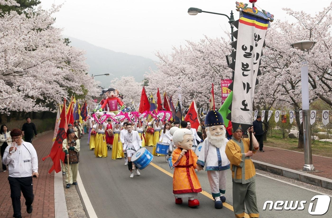 본문 이미지 - 전남 영암군 군서면 왕인박사유적지 일원에서 '2019년 왕인문화축제'가 열리고 있다. 영암군은 4일부터 7일까지 4일간의 축제 기간 역대 최다인 100만명의 구름인파가 몰렸다고 밝혔다. (영암군 제공)2019.4.8/뉴스1 ⓒ News1