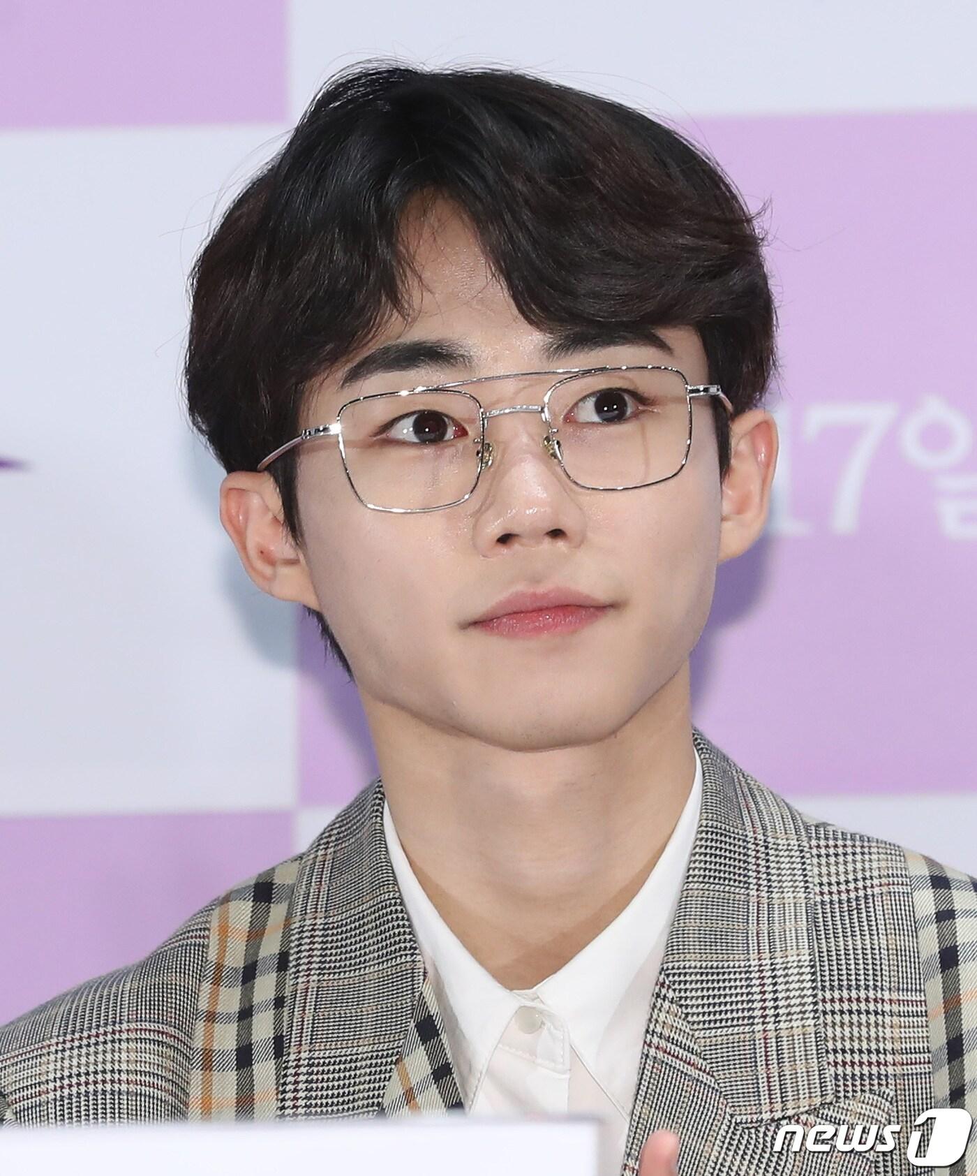 본문 이미지 - 배우 박지빈이 8일 오후 서울 건대 롯데시네마에서 열린 영화 '다시, 봄'(감독 정용주) 언론시사회에 참석해 매력을 발산하고 있다. '다시, 봄'은 딸을 잃은 여자 은조(이청아 분)가 중대한 결심을 한 그날, 어제로 하루씩 거꾸로 흘러가는 시간을 살게 되면서 인생 두 번째 기회를 얻게 되는 내용을 담고 있다. 2019.4.8/뉴스1 ⓒ News1 권현진 기자