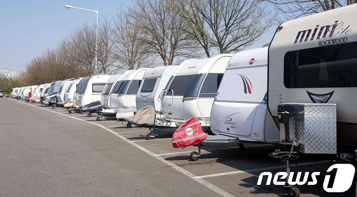 오창산업단지 공영주차장에 장기 주차되고 있는 캠핑카와 카라반. ⓒ 뉴스1