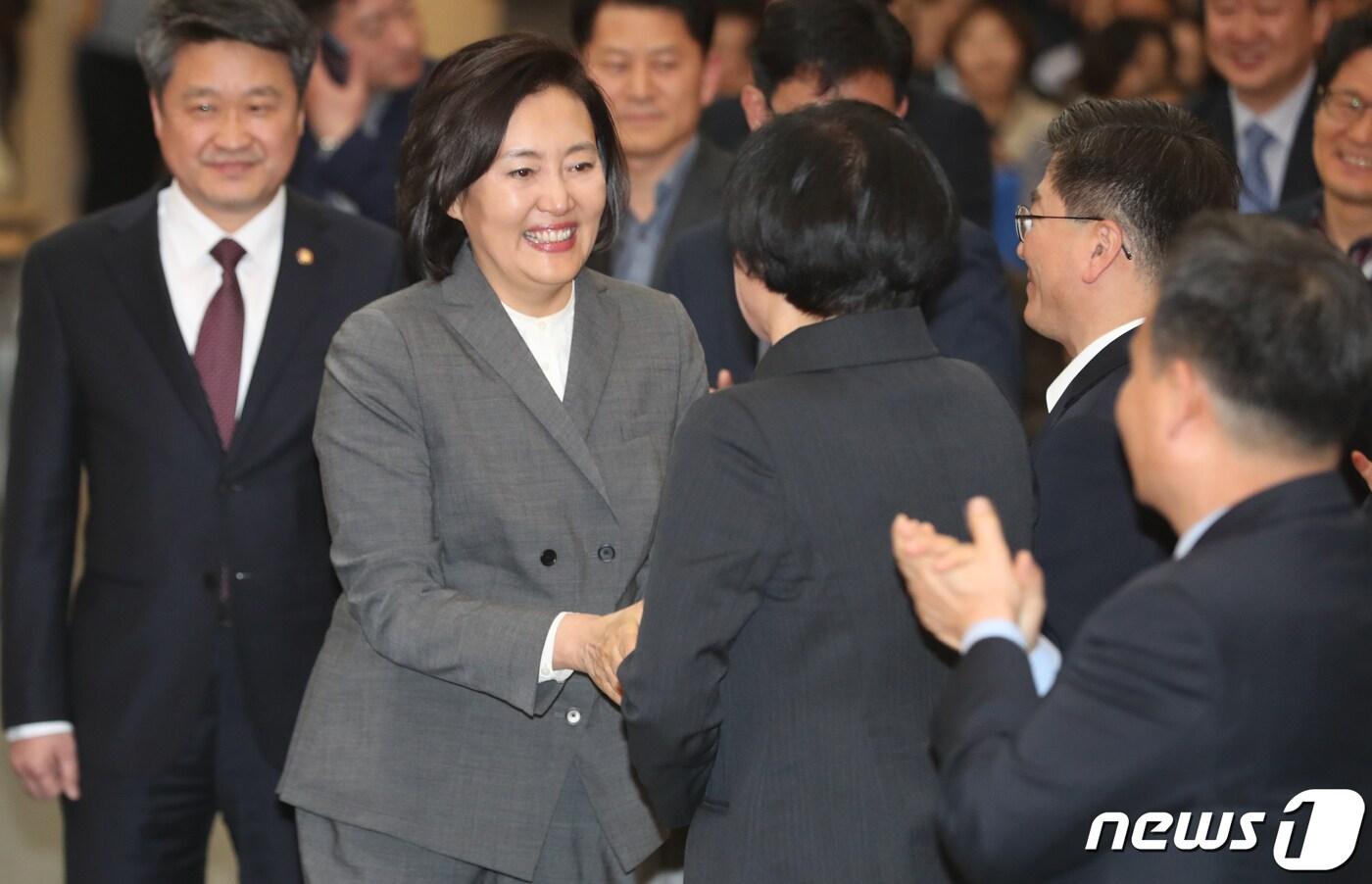 본문 이미지 - 박영선 신임 중소벤처기업부장관이 8일 오후 정부대전청사에서 열린 중소벤처기업부 장관 취임식장에 입장을 하며 직원들과 악수를 나누고 있다. 2019.4.8/뉴스1 ⓒ News1 주기철 기자