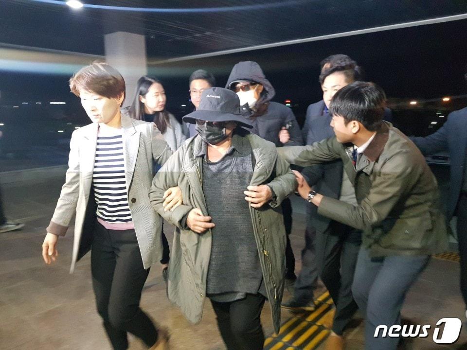 본문 이미지 - 8일 오후  마이크로닷의  부모가   경찰에  둘러쌓여   제천경찰서에 들어서고  있다ⓒ 뉴스1