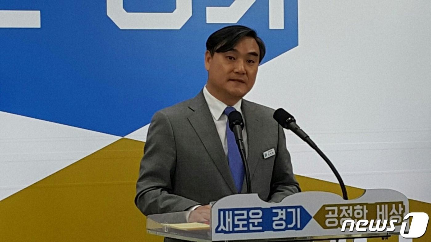 본문 이미지 - 김석철 경기도농업기술원장은 9일 오전 경기도청에서 브리핑을 갖고 "2021년까지 국내에서 육성한 벼 품종 재배율을 36%에서 최대 51%까지 끌어올리겠다＂고 밝혔다. ⓒ News1 진현권 기자