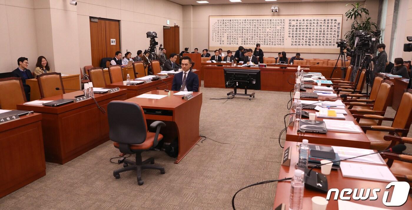 본문 이미지 - 문형배 헌법재판소 재판관후보자가 9일 오전 서울 여의도 국회에서 열린 인사청문회가 여·야 의원들의 갈등으로 정회되자 의원들을 기다리고 있다. 2019.4.9/뉴스1 ⓒ News1 임세영 기자