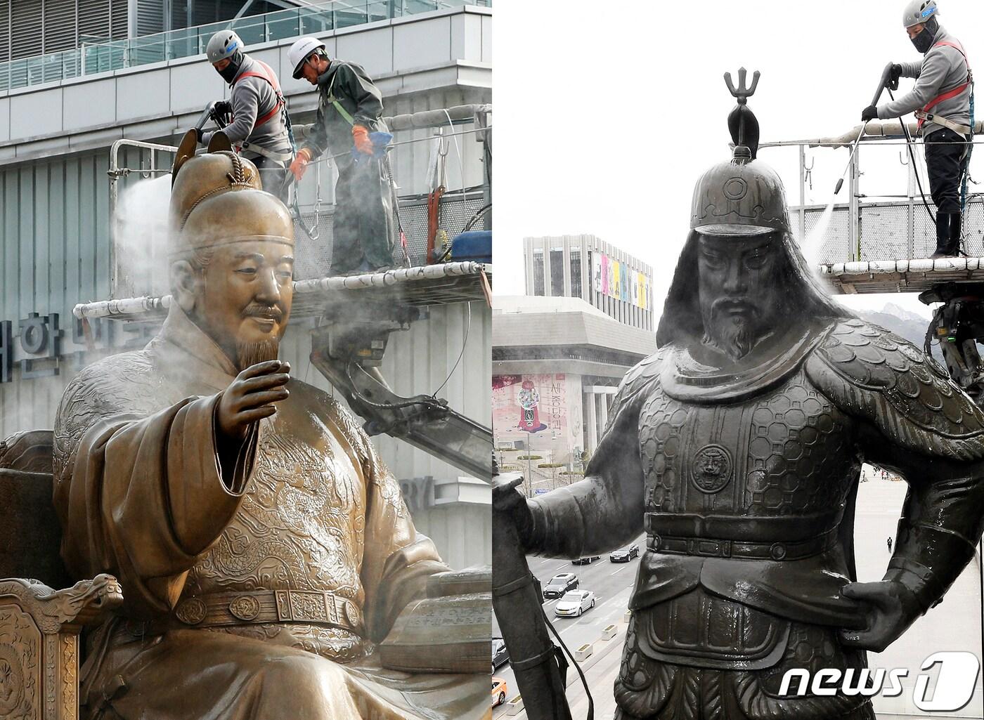 본문 이미지 - 2019년4월9일 오전 서울 광화문 광장 세종대왕 동상(왼쪽)과 이순신 장군 동상에서 서울시 관계자들이 동상 물청소 및 이물질 제거작업을 하고 있다. 2019.4.9/뉴스1 ⓒ News1 이광호, 안은나
