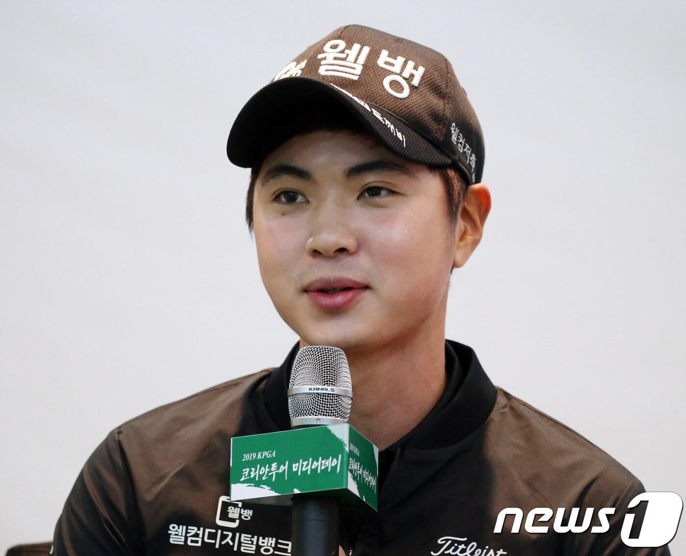 본문 이미지 - 이형준이 9일 경기 성남시 KPGA 빌딩에서 열린 2019 KPGA 코리안투어 미디어데이에서 출사표를 밝히고 있다(KPGA 제공). ⓒ 뉴스1