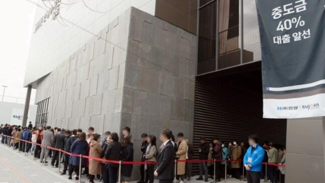 본문 이미지 - '청량리역 한양수자인 192 아파트 모델하우스 오픈 당시 관람을 위해 몰린 방문객들의 모습./사진제공=한양ⓒ 뉴스1