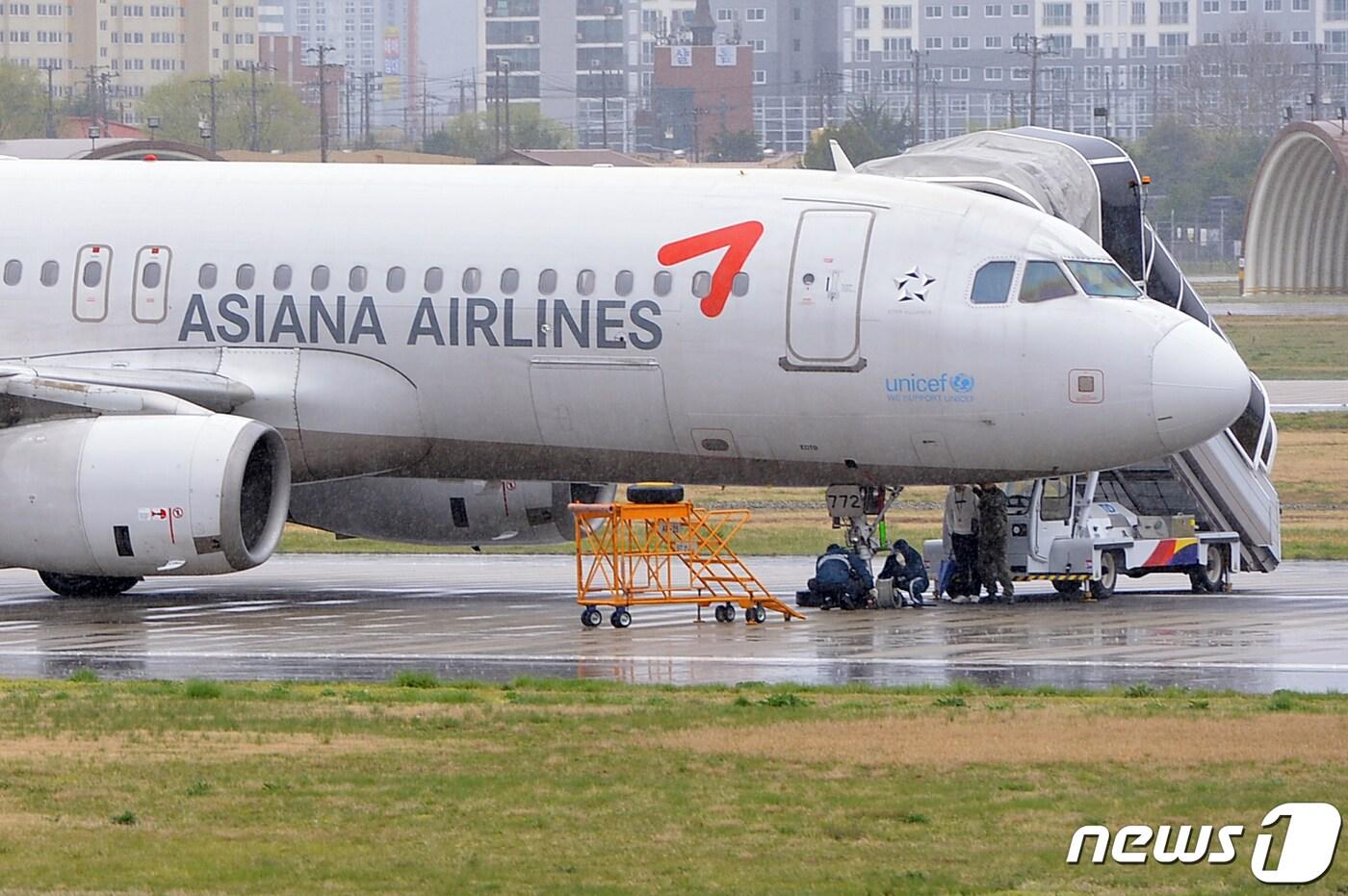 본문 이미지 - 아시아나항공기(A320·OZ8703편)가 앞바퀴 수리를 받고 있다. 2019.4.9/뉴스1 ⓒ News1 한산 기자