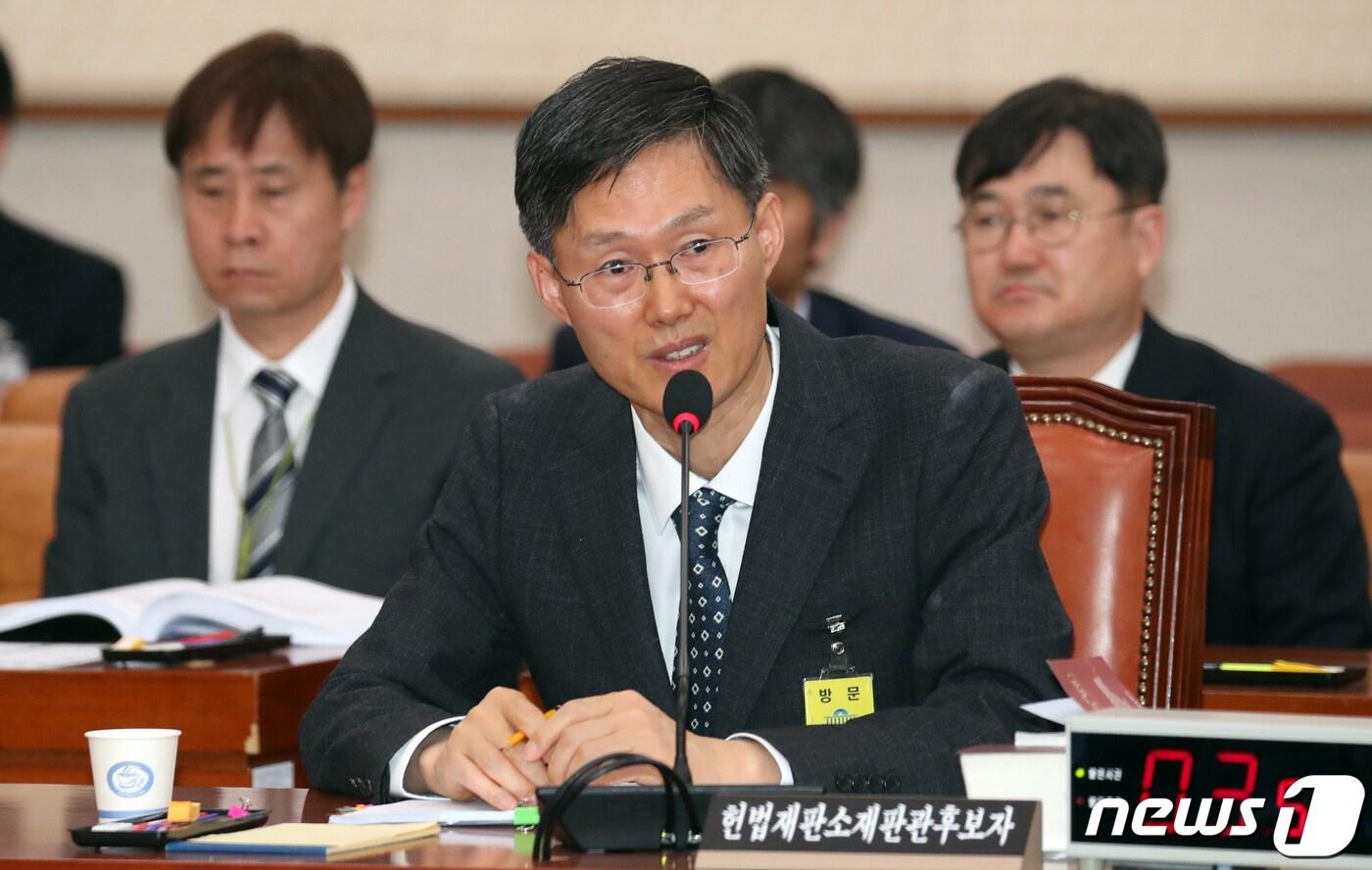 문형배 헌법재판소 재판관후보자가 9일 서울 여의도 국회에서 열린 인사청문회에서 의원질의에 답변하고 있다. 2019.4.9/뉴스1 ⓒ News1 김명섭 기자