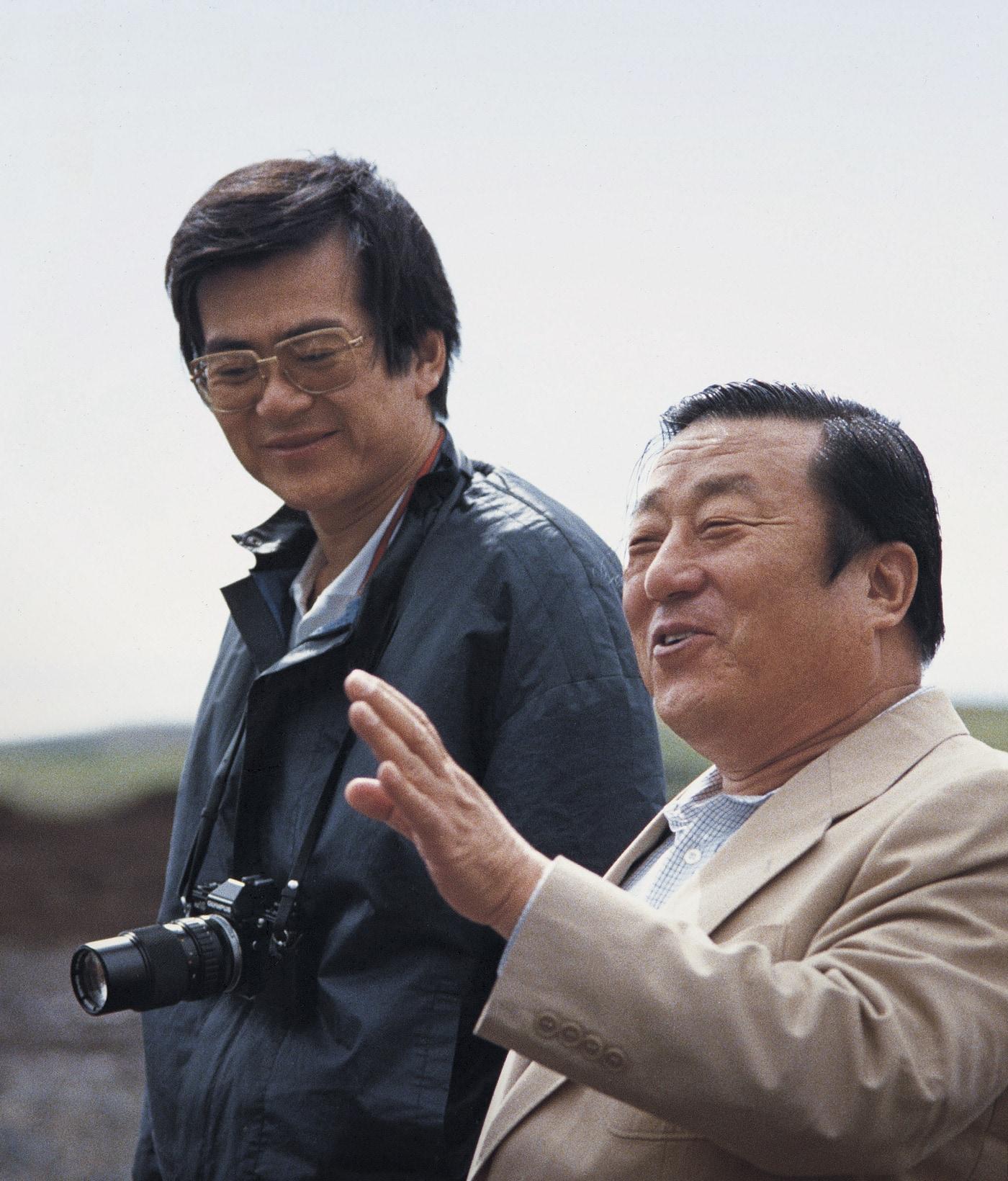본문 이미지 - 1979년 제주 제동목장에서 아버지인 고 조중훈 창업회장과 사진 촬영에 나선 고 조양호 회장ⓒ 뉴스1