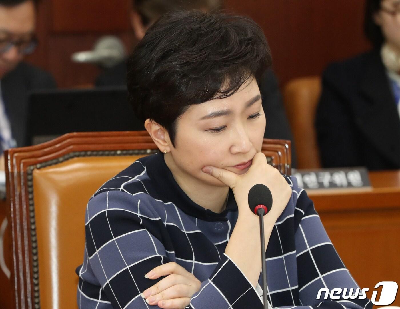 본문 이미지 - 이언주 바른미래당 의원이 9일 서울 여의도 국회 행정안전위원회 전체회의에서 턱을 괜 채 생각에 잠겨 있다. 2019.4.9/뉴스1 ⓒ News1 이종덕 기자